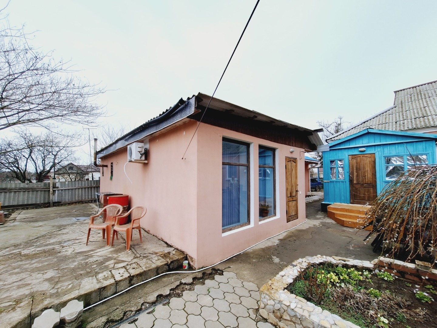 Продаётся  квартира на земле в п Таманский , есть участок , (в собственности). Участок ухоженный,  асфальтированный подъезд, квартира с ремонтом и мебелью . Есть летняя кухня с баней и большим гаражом , всё сделано и готово для жизни .  