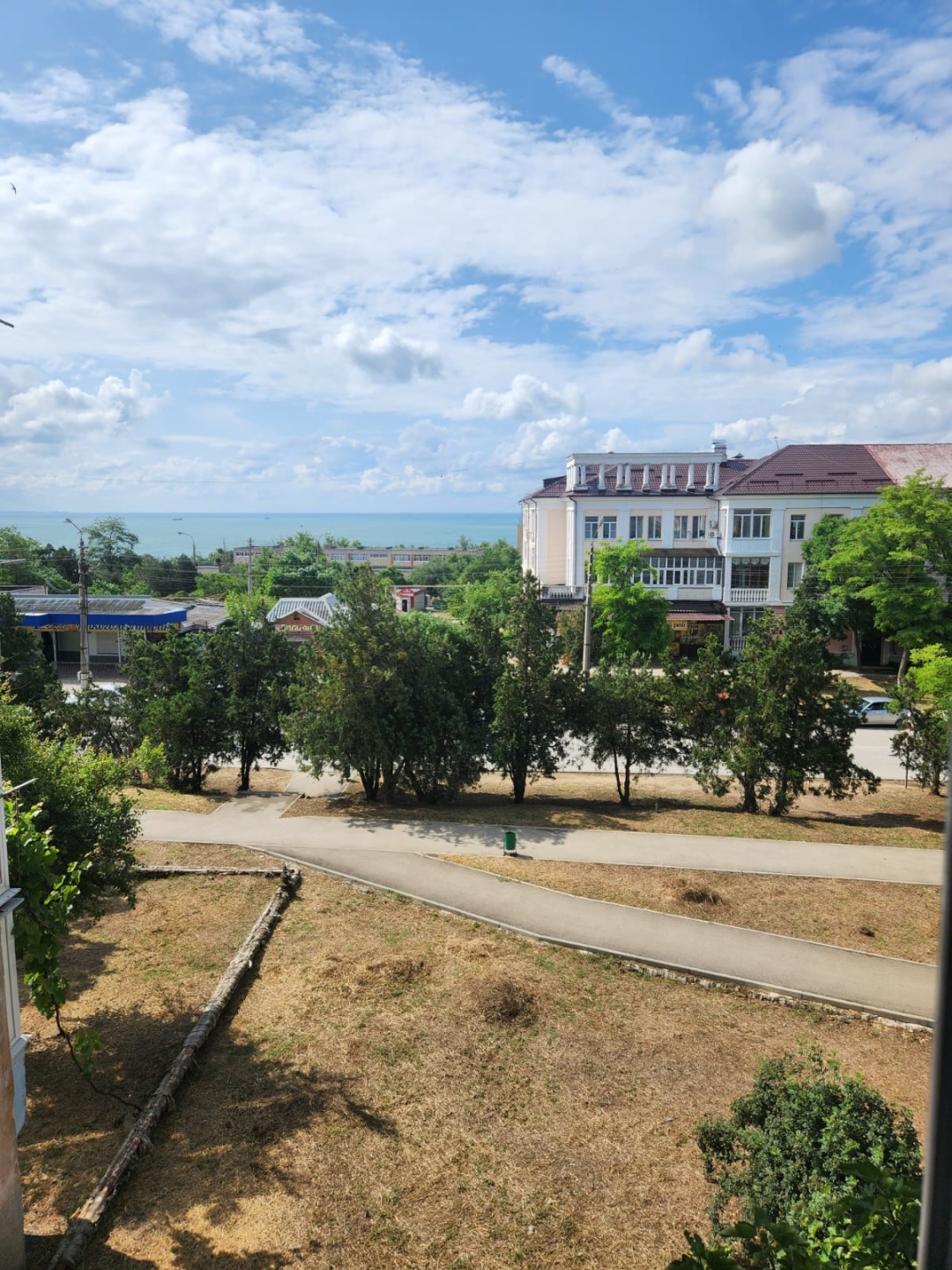 Срочно! Продам квартиру в 10 минутах от моря! квартира расположена на 3 этаже 5 этажного дома, с видом на море. В квартиру заведен газ, центральное отопление, санузел совмещённый. в непосредственной близости школа 19, детский садик Кораблик, магазины, пункты выдачи WB. Рассмотрим все варианты расчет