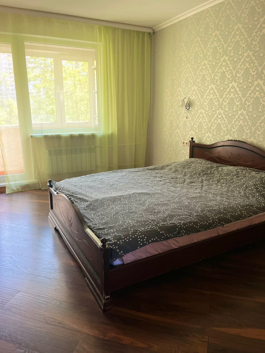 Продаётся уютная трехкомнатная квартира площадью 67.7 квадратных метров на третьем этаже десятиэтажного панельного дома, расположенного по адресу: Санкт-Петербург, , Школьная улица, дом 126 к1. Дом построен в 1991 году и окружён хорошо развитой инфраструктурой: рядом находятся торговый центр, школа,