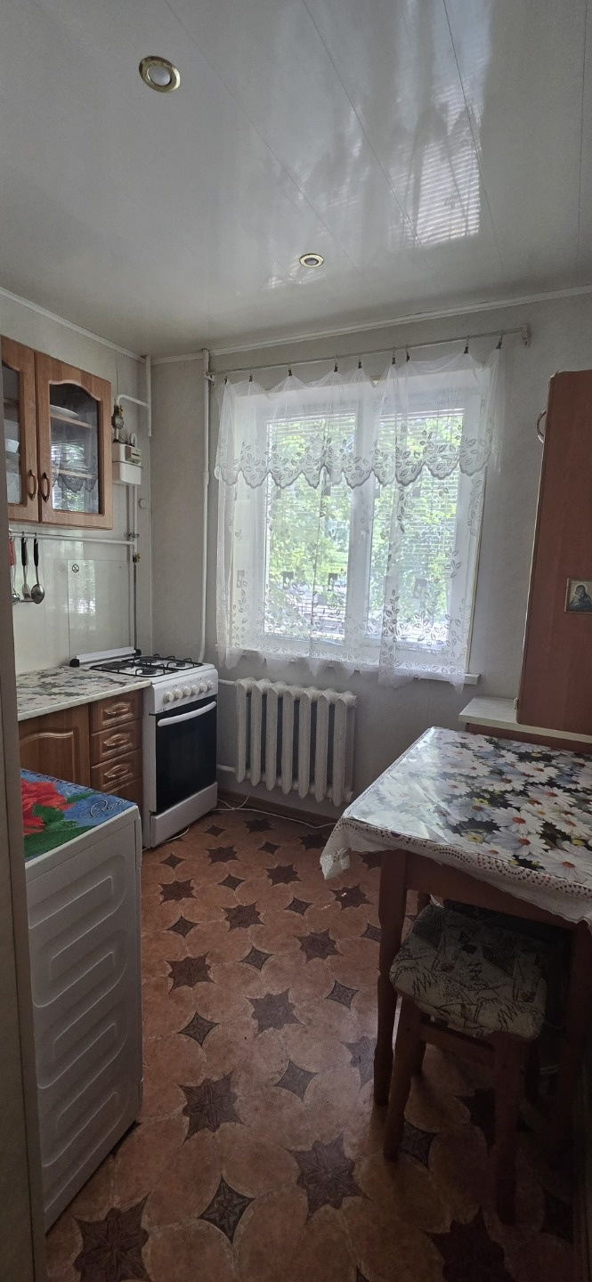 Продаётся уютная однокомнатная квартира, в близи от парка Комсомольский, Рядом с морем,  общей площадью 31.7 квадратных метров, расположенная по адресу: Республика Крым, город Керчь, улица Горького, дом 27. Жилая площадь составляет 17.2 квадратных метров, что позволяет комфортно разместиться и обус