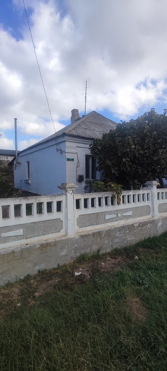 В продаже жилой дом в селе Приозерное. Дом крепкий, ухоженный, на 4 комнаты. Сан. узeл в доме, coвмещeн (унитаз, душ). Свeт, гaз, вoдa в доме. Автономное газовое отопление. Септик во дворе. Большой земельный участок, 10 соток. На участке летняя кухня с газом, гараж, хозпостройки. Половина участка св