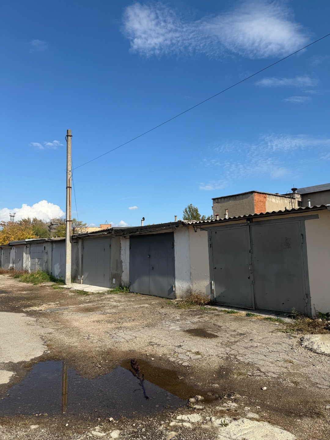 Продается автогараж в автокооперативе Маяк ,по улице Гудованцева .

Площадь 25,30. Высота 2,25 

Собственность!