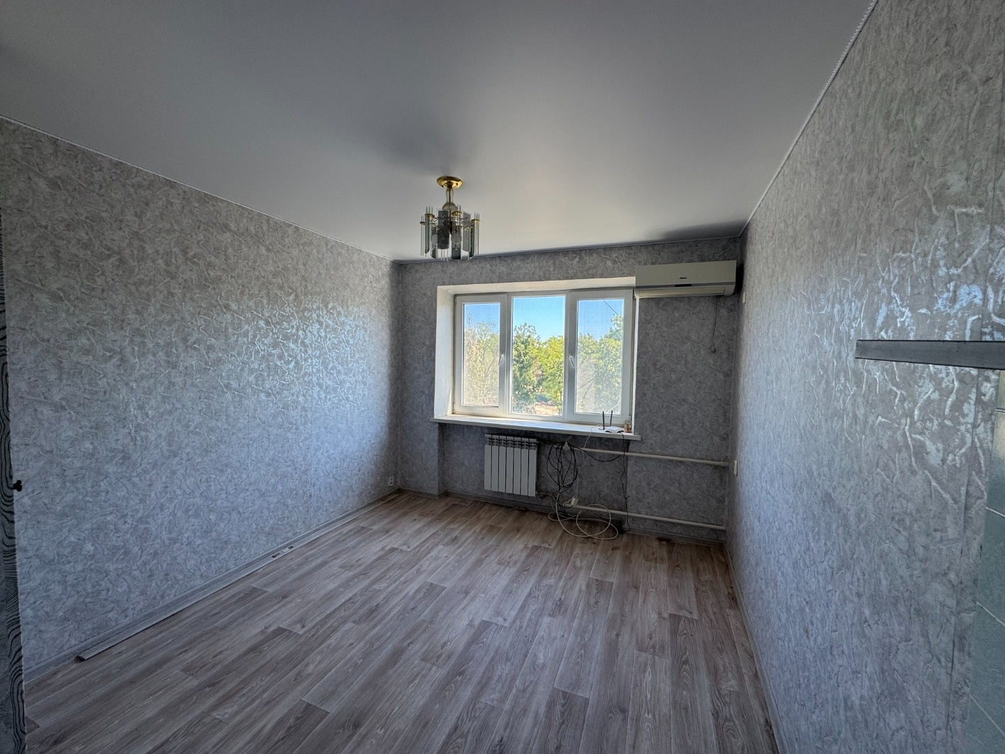 Продается 1-комнатная квартира, по документам комната в общежитии. Сделан ремонт. Есть мокрая точка в комнате. В крыле три комнаты. Благополучные соседи. Рядом море, парк, магазины, рынок.