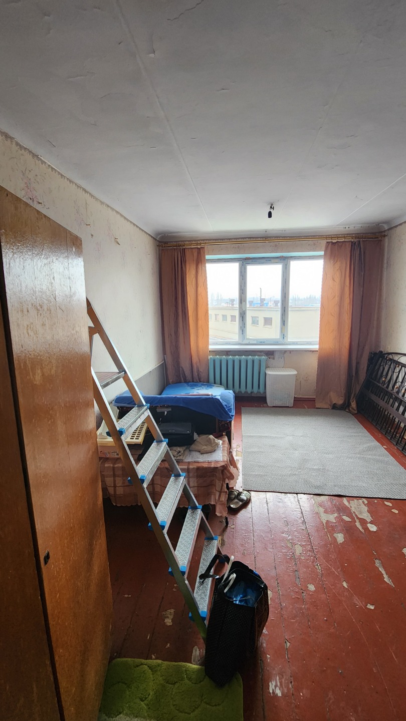 Продается уютная комната в общежитии общей площадью 16,8 кв.м. (вместе с местами общего пользования — 18,1 кв.м.), которая станет прекрасным стартом для вашей новой жизни или выгодным вложением.
 
 Преимущества:
 - Теплая и светлая: Комната не угловая, что гарантирует комфорт и уют в любое время год