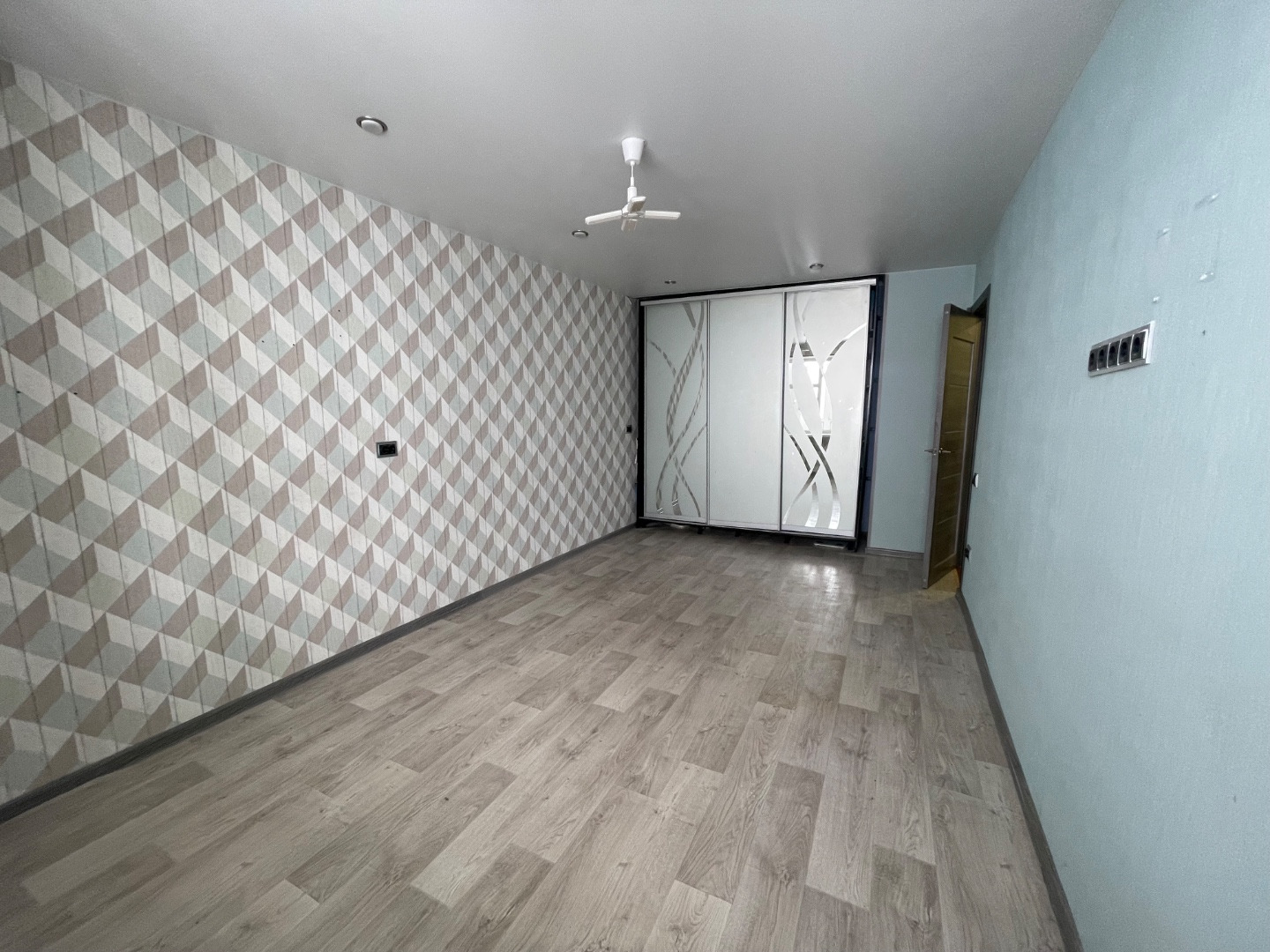 Мечтаете жить в центре города и иметь в шаговой доступности всю необходимую для комфортной жизни инфраструктуру?
 Тогда это предложение для Вас!!!
Продаётся уютная, светлая однокомнатная квартира общей площадью 30.7 квадратных метров на четвертом этаже пятиэтажного панельного дома, расположенного по