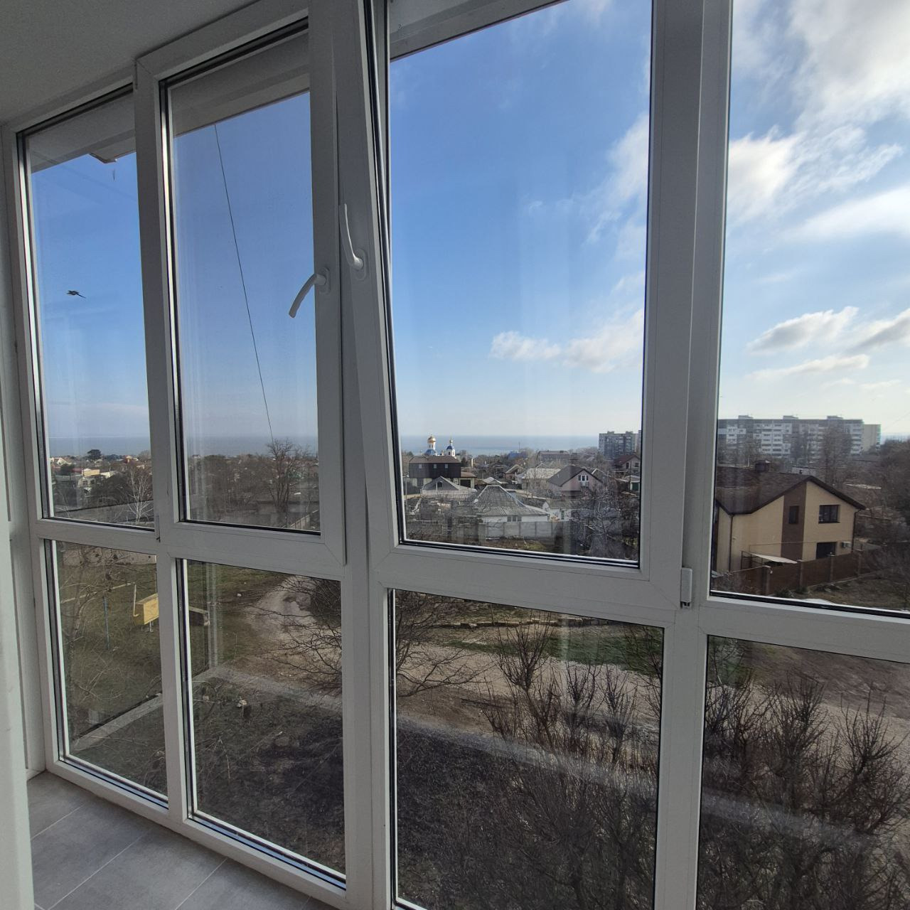 Продажа 2х комнатной квартиры с видом на море и церковь, капитальный дизайнерский ремонт, французский балкон, квартира не угловая. Остается вся мебель и техника