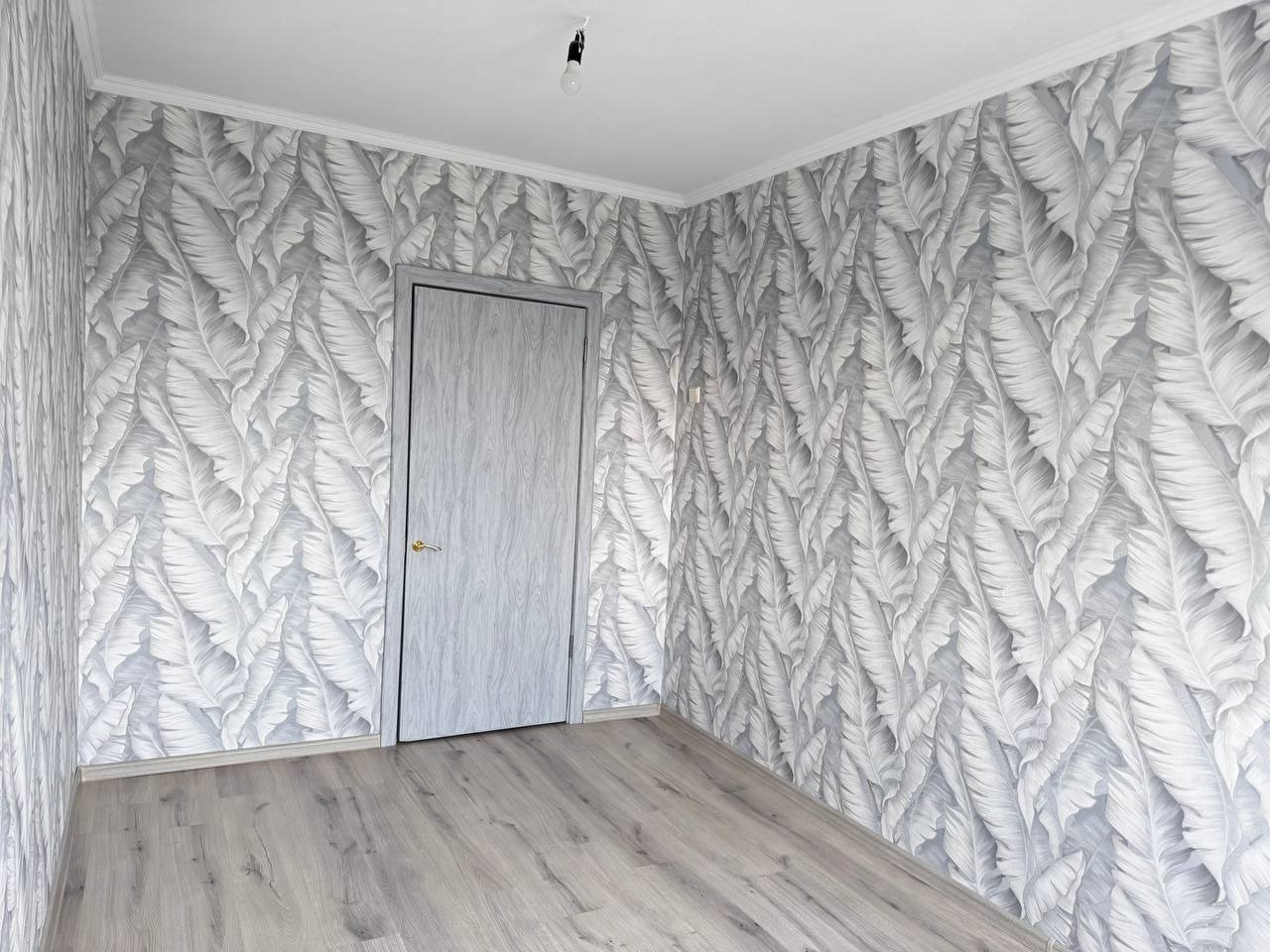 Продается уютная трехкомнатная квартира с евро ремонтом на пятом этаже панельного дома. Комнаты изолированные, что обеспечивает комфорт и приватность для каждого члена семьи. Из окон открывается приятный вид на солнечную сторону, наполняя пространство естественным светом.
В квартире раздельный сануз