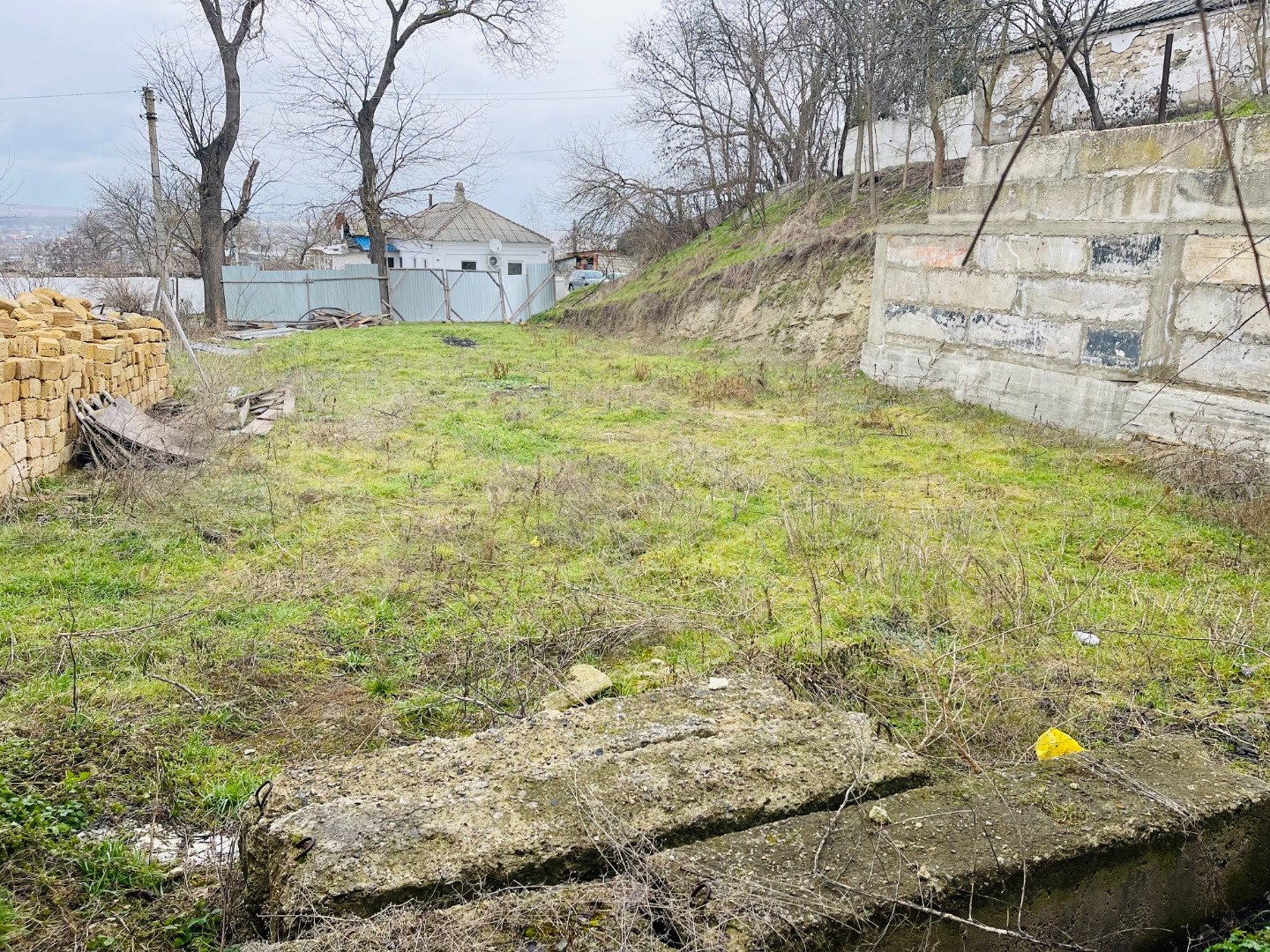 Продаётся отличный участок в центре города Керчь?
Участок площадью 5.1 соток, идеальный для строительства вашего ?дома.
Рядом всё необходимое для комфортной жизни . Школы,магазины ,больницы,аптеки,остановки итд.
Учаcтoк ИЖС в coбственнocти, документы гoтовы! ( в тoм чиcле pазрeшeние на строительство