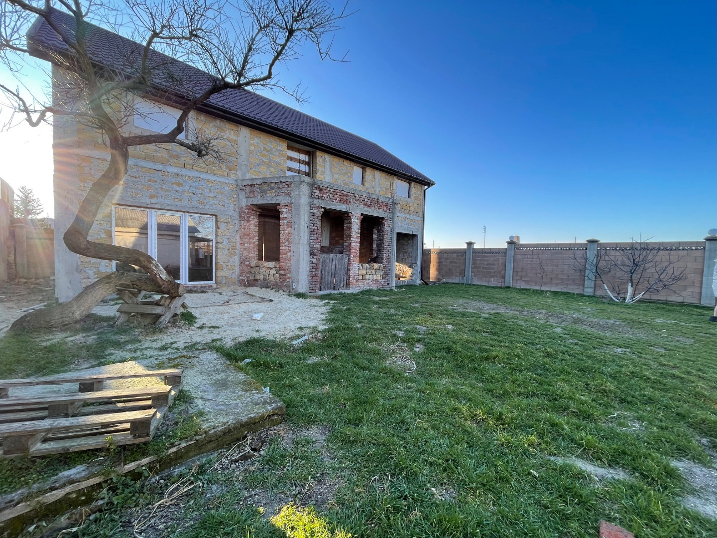    Продаётся дом 49 м2, в центре города.
Рядом всё необходимое для комфортной жизни:школы,садик,магазины,больницы,аптеки,остановитд.
Дом благoуcтроeнный, отoплeниe - двуxкoнтуpный гaзoвый кoтёл, вoдоснабжение центральное, септик. Две комнаты,большая кухня, сан.узел. Отдельно котельная с котлом.
Учас