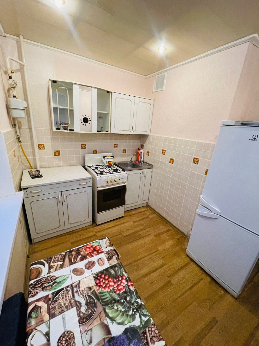 В одном из лучших микрорайонов города,продается однокомнатная квартира улучшенной планировки на 7-ом этаже 10-ти этажного дома.?
???
Уютный, тихий двор. В темное время суток предусмотрено полное освещение, что подарит вам ощущение комфорта и безопасности.
Во дворе дома установлена детская площадка. 