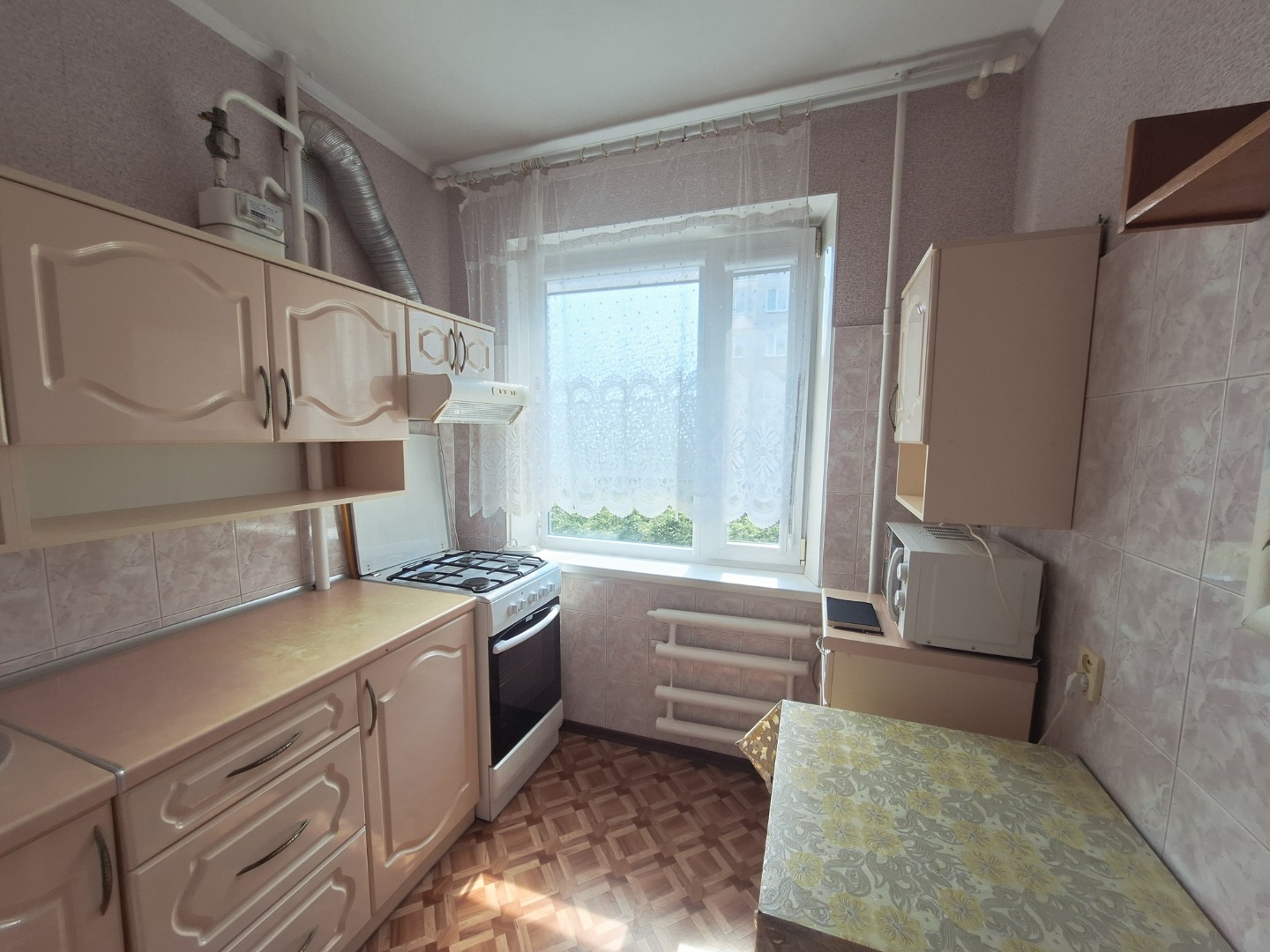 Продам 2-комнатную квартиру в Керчи, ул. Кирова, 163
Квартира расположена на 2 этаже.
 Комнаты раздельные, удобная планировка. Состояние — жилое, можно сразу заехать и жить без дополнительных вложений. Квартира уютная , светлая , с положительной энергетикой , окна на обе стороны дома ( двор с обоих 