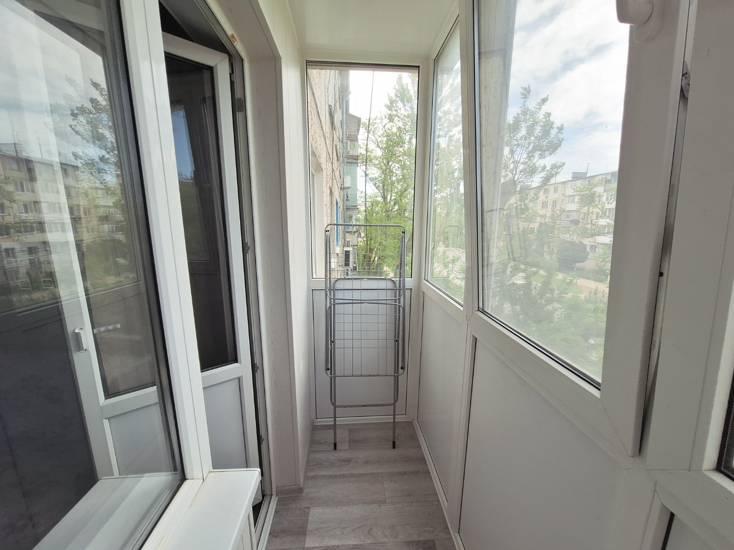 Продам 1-комнатную квартиру в центре Керчи, ул. Свердлова, 35.
Квартира расположена на 3 этаже 5-этажного дома. Светлая, уютная, с хорошим ремонтом — отличный вариант как для собственного проживания, так и для сдачи в аренду.
В квартире:
 — комната с новым ремонтом: свежие обои, линолеум, натяжные п
