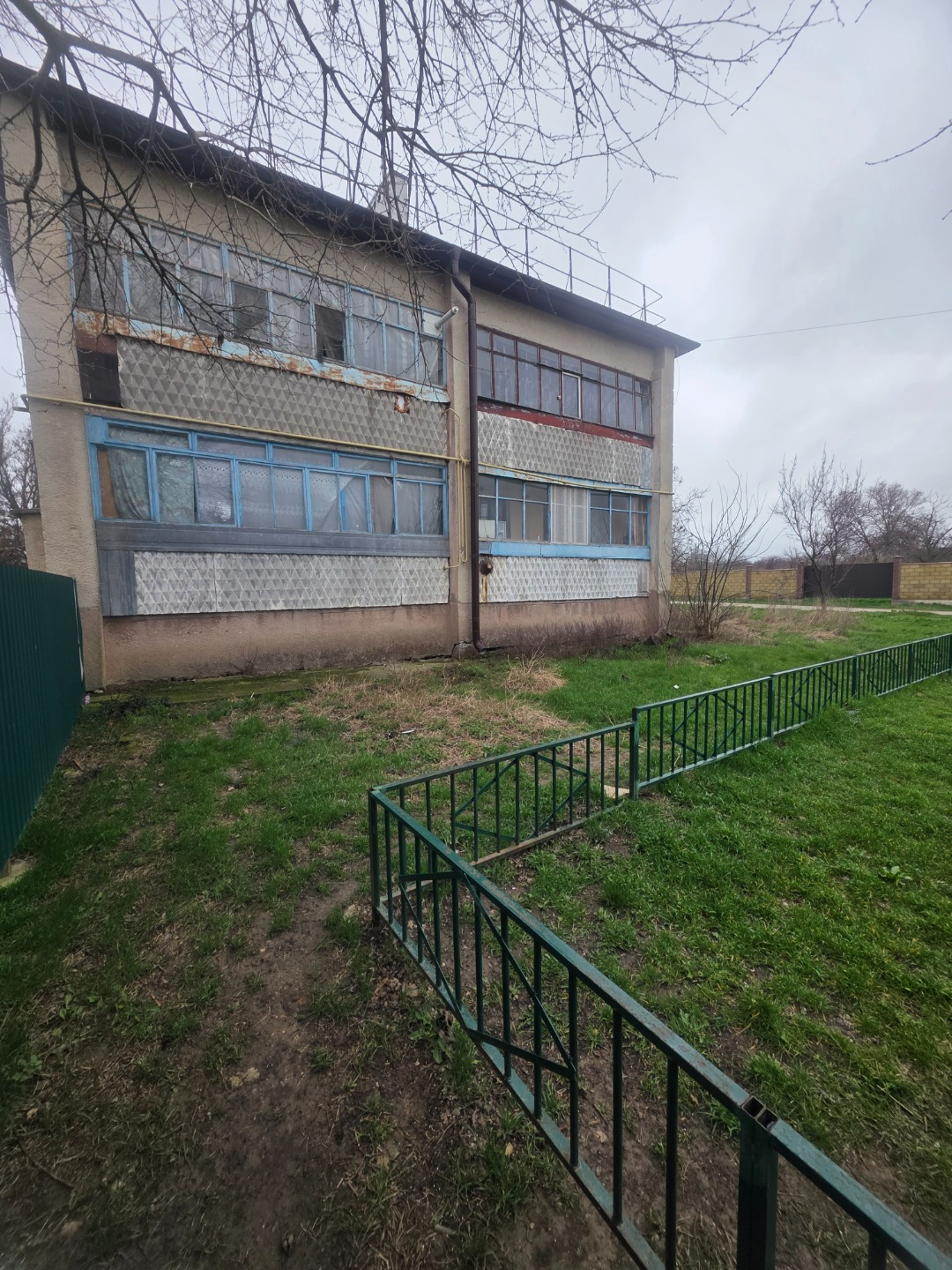 Продаётся уютная двухкомнатная квартира с изолированными комнатами на первом этаже блочного дома, построенного в 1986 году. Дом оборудован газоснабжением, что обеспечивает удобство в быту. Из окон открывается вид на тихую улицу, а во дворе есть детская площадка и открытая парковка.
Квартира требует 