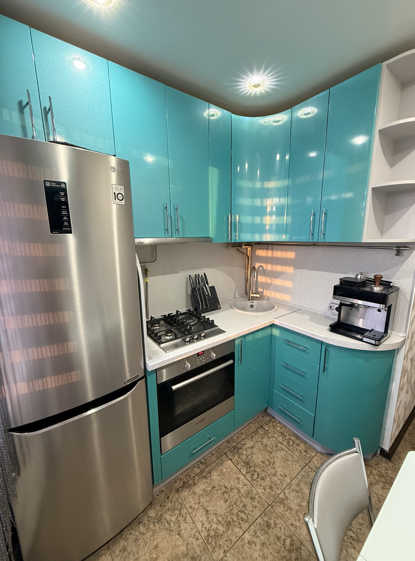 Продаётся 2‑комнатная квартира 44,3 м² на 4 этаже 5‑этажного дома.
Вся мебель остаётся — можно сразу заехать и жить.

? Плюсы квартиры
• Газовая колонка — горячая вода всегда есть.
• Вся мебель и техника остаются — ничего не забирают
• Удобная планировка для семьи с детьми, светлые комнаты
• Чистый 