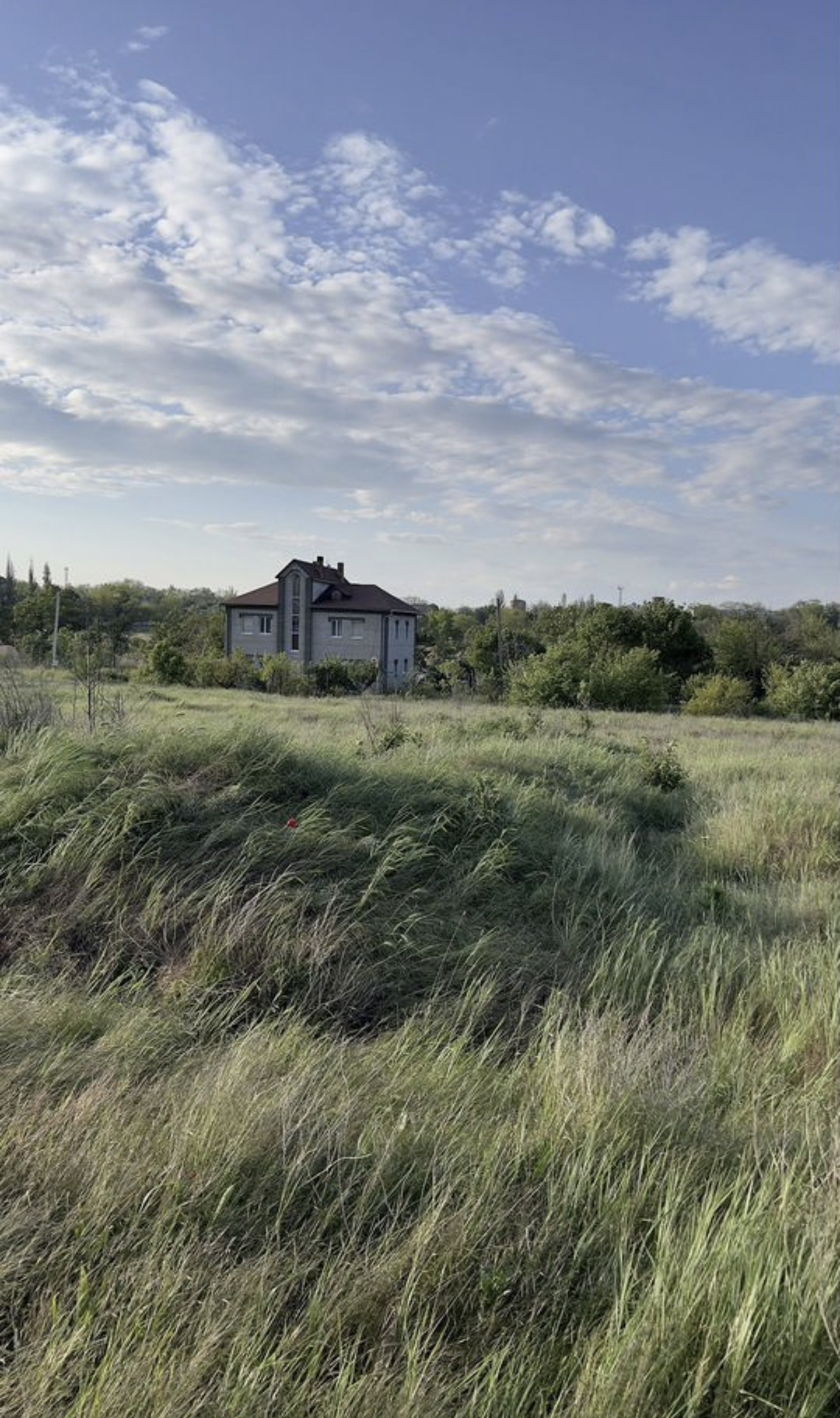К продаже предлагается участок, район водоканала, частный сектор.
Свет, вода по улице. Газ заводится.
От центра города 7 минут.
Ближайшие продуктовые магазины  в 3х минутах езды от участка.
Документы РФ, один собственник, межевание проведено.