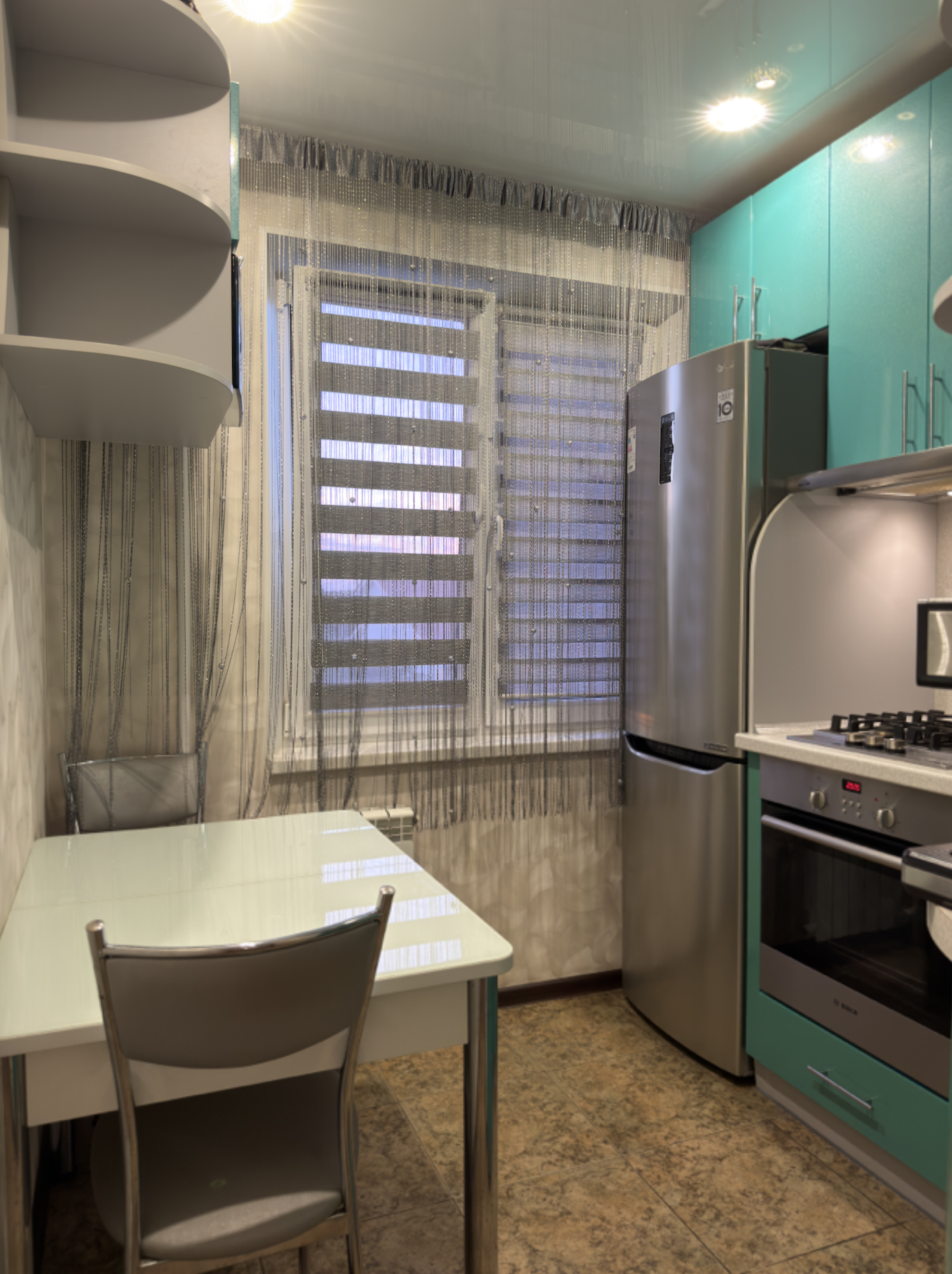 Продаётся 2‑комнатная квартира 44,3 м² на 4 этаже 5‑этажного дома.
Вся мебель остаётся — можно сразу заехать и жить.

? Плюсы квартиры
• Газовая колонка — горячая вода всегда есть.
• Вся мебель и техника остаются — ничего не забирают
• Удобная планировка для семьи с детьми, светлые комнаты
• Чистый 