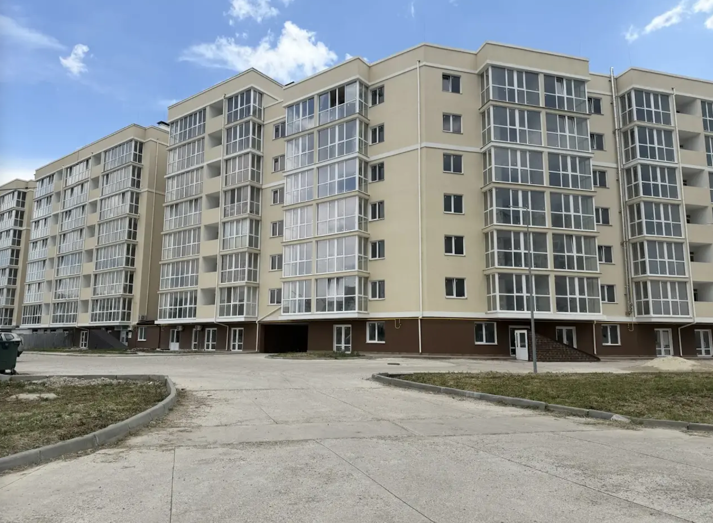Продаётся просторная квартира в современном доме ЖК «Централ Парк» в предчистовой отделке ! Множество вариантов красиво и индивидуально оформить дизайн! Формат идеально подходит для большой семьи или тех, кто ценит комфортное зонирование и много пространства.

Основные характеристики:

• Общая площа