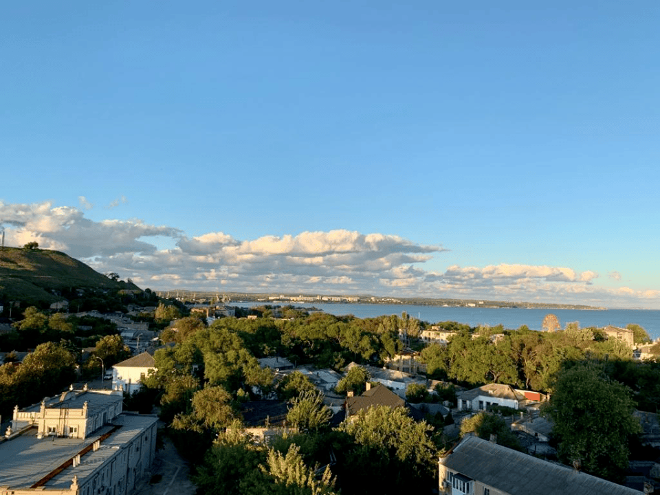 Предлагаем к продаже шикарную видовую двухуровневую квартиру в ЖК Жемчужина Боспора! Из всех окон квартиры завораживающий вид на море и гору Митридат!
Общая площадь 146,3 кв. м.
1-й этаж:
-кухня 15,2 кв.м
-прихожая 16,6 кв.м
-гостиная 36,9 кв.м.
На втором этаже расположены:
-спальня 1: 23,1 кв.м.
